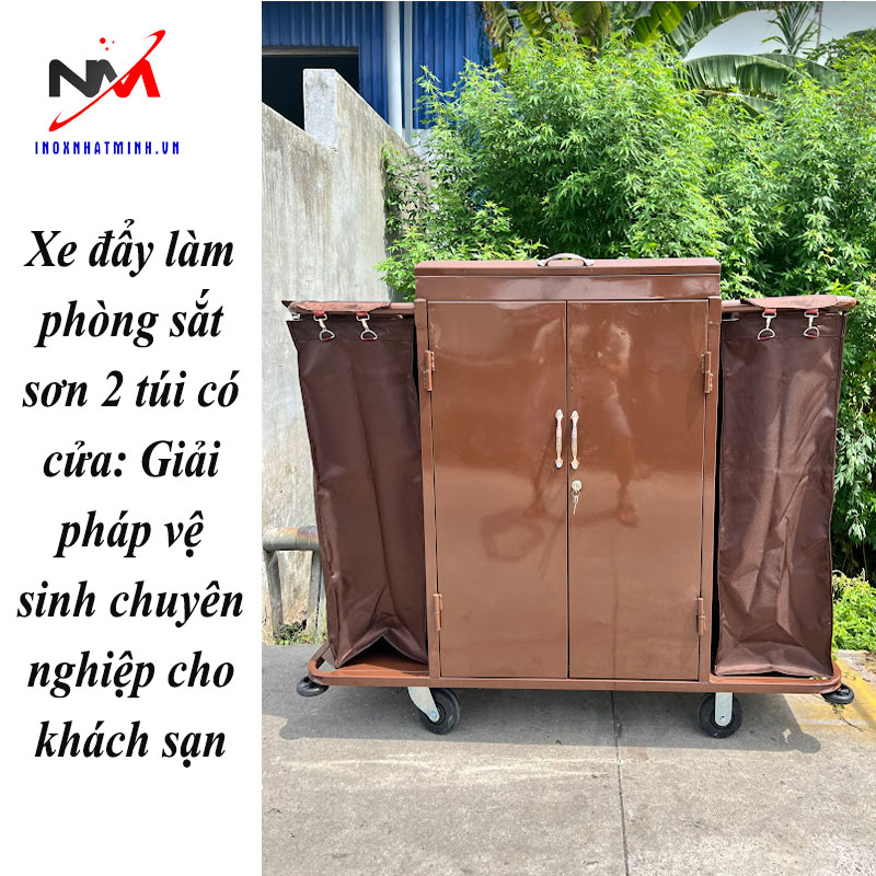 Xe đẩy làm phòng sắt sơn 2 túi có cửa: Giải pháp vệ sinh chuyên nghiệp cho khách sạn